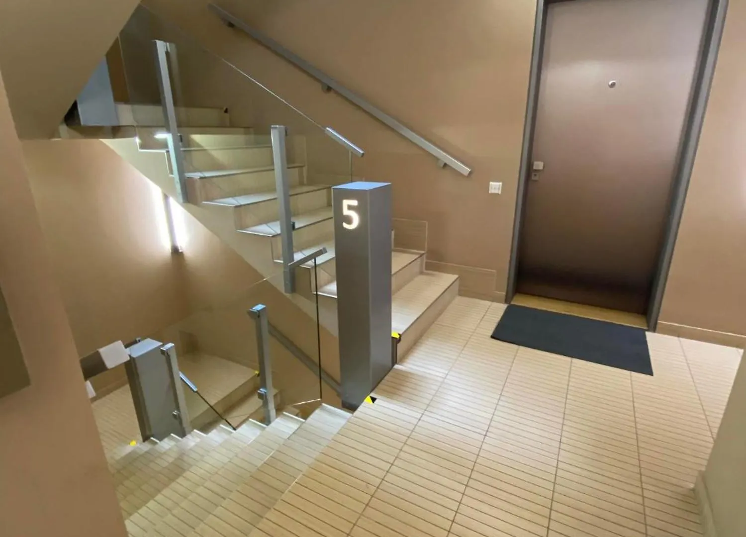 Spacious Apartment Near City Center With Balcony And Garage Parking 프라하 0*,