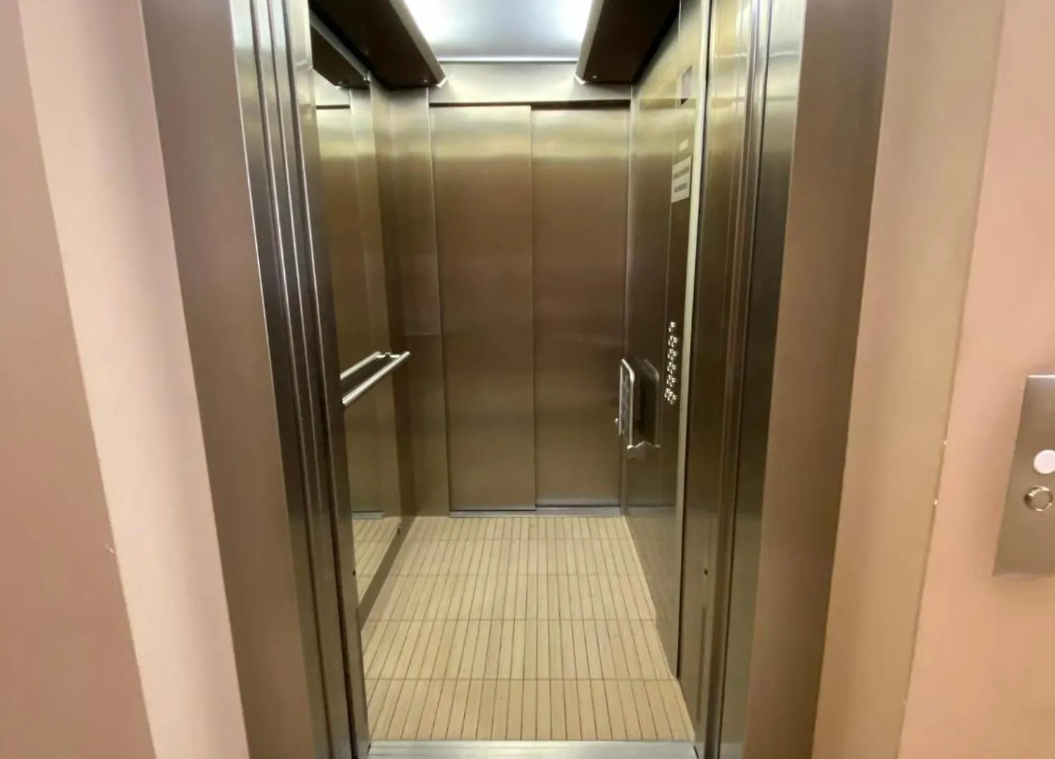 Spacious Apartment Near City Center With Balcony And Garage Parking 프라하 0*,  체코