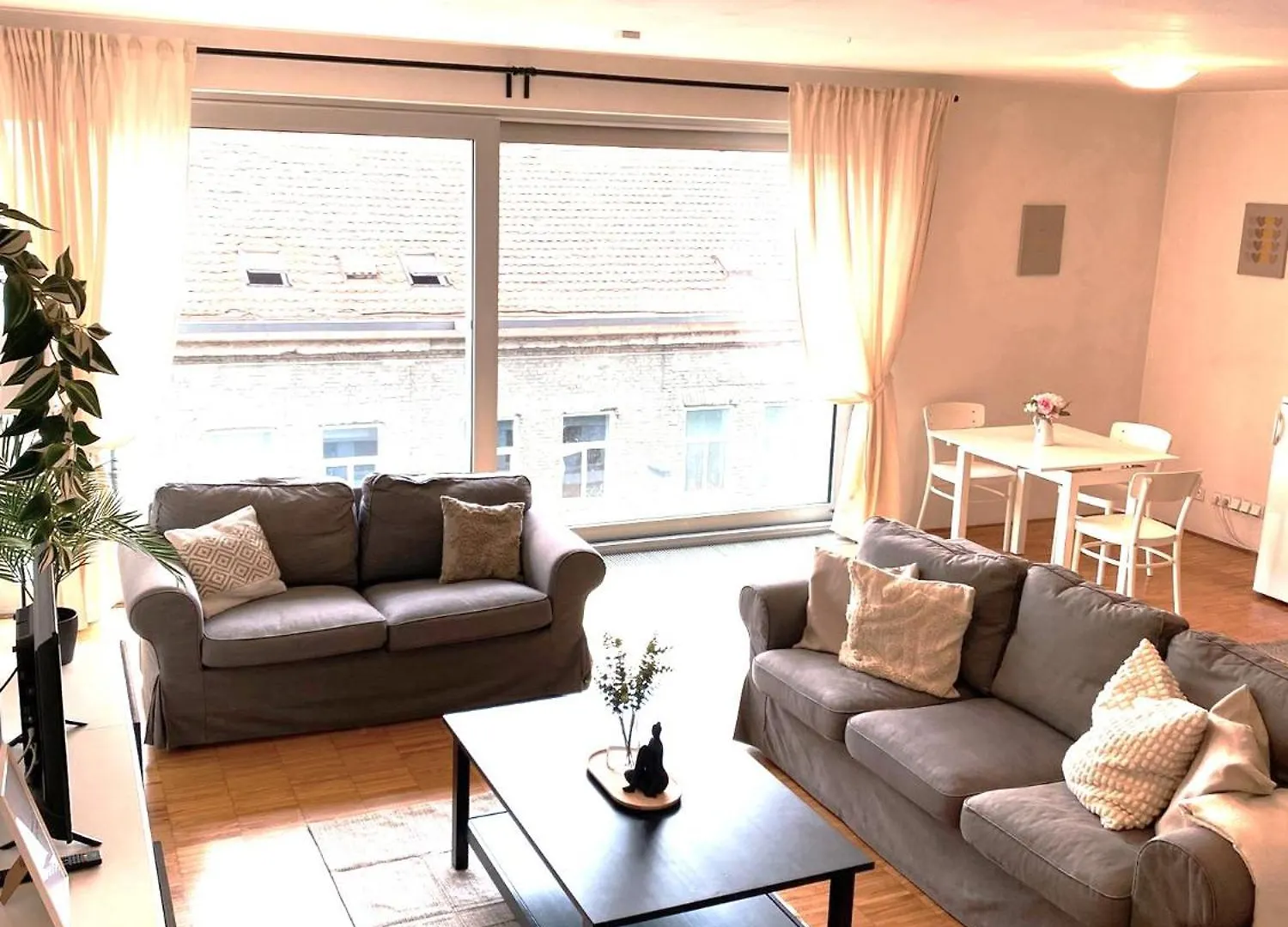 Spacious Apartment Near City Center With Balcony And Garage Parking 프라하 체코