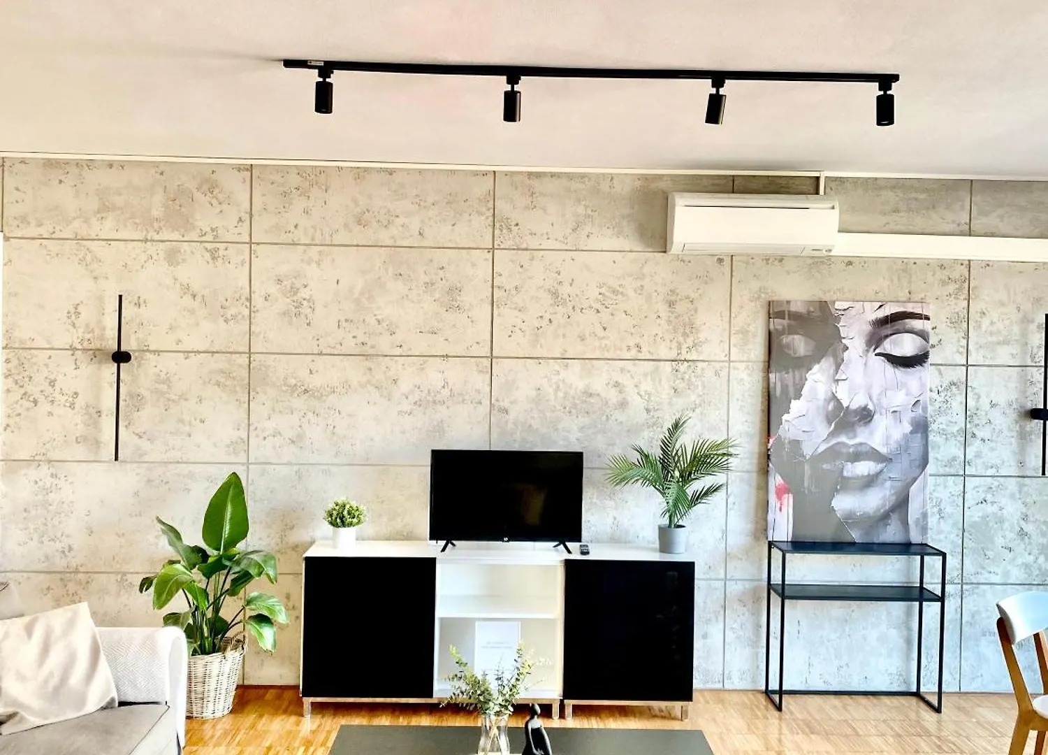 Spacious Apartment Near City Center With Balcony And Garage Parking Prague