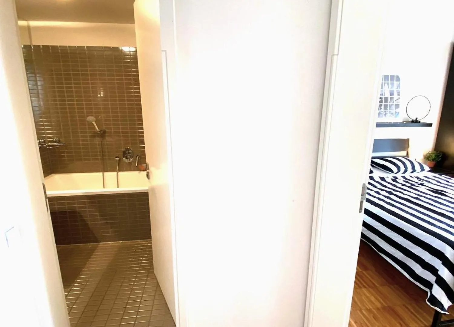 Spacious Apartment Near City Center With Balcony And Garage Parking Prague