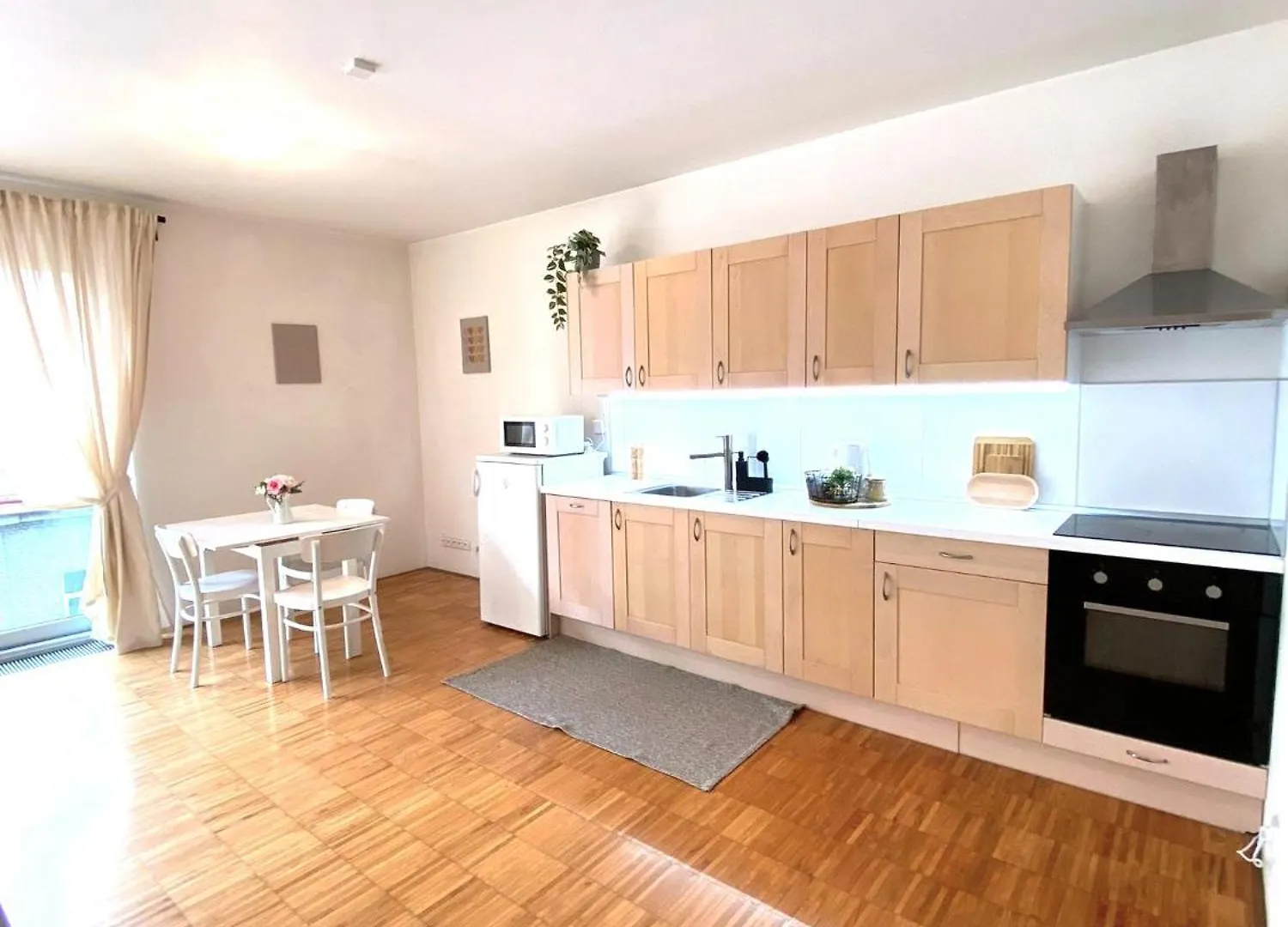 Spacious Apartment Near City Center With Balcony And Garage Parking Prague