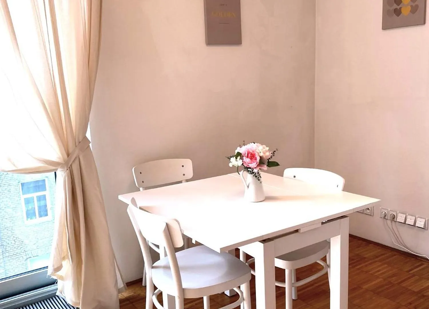 Spacious Apartment Near City Center With Balcony And Garage Parking Prague