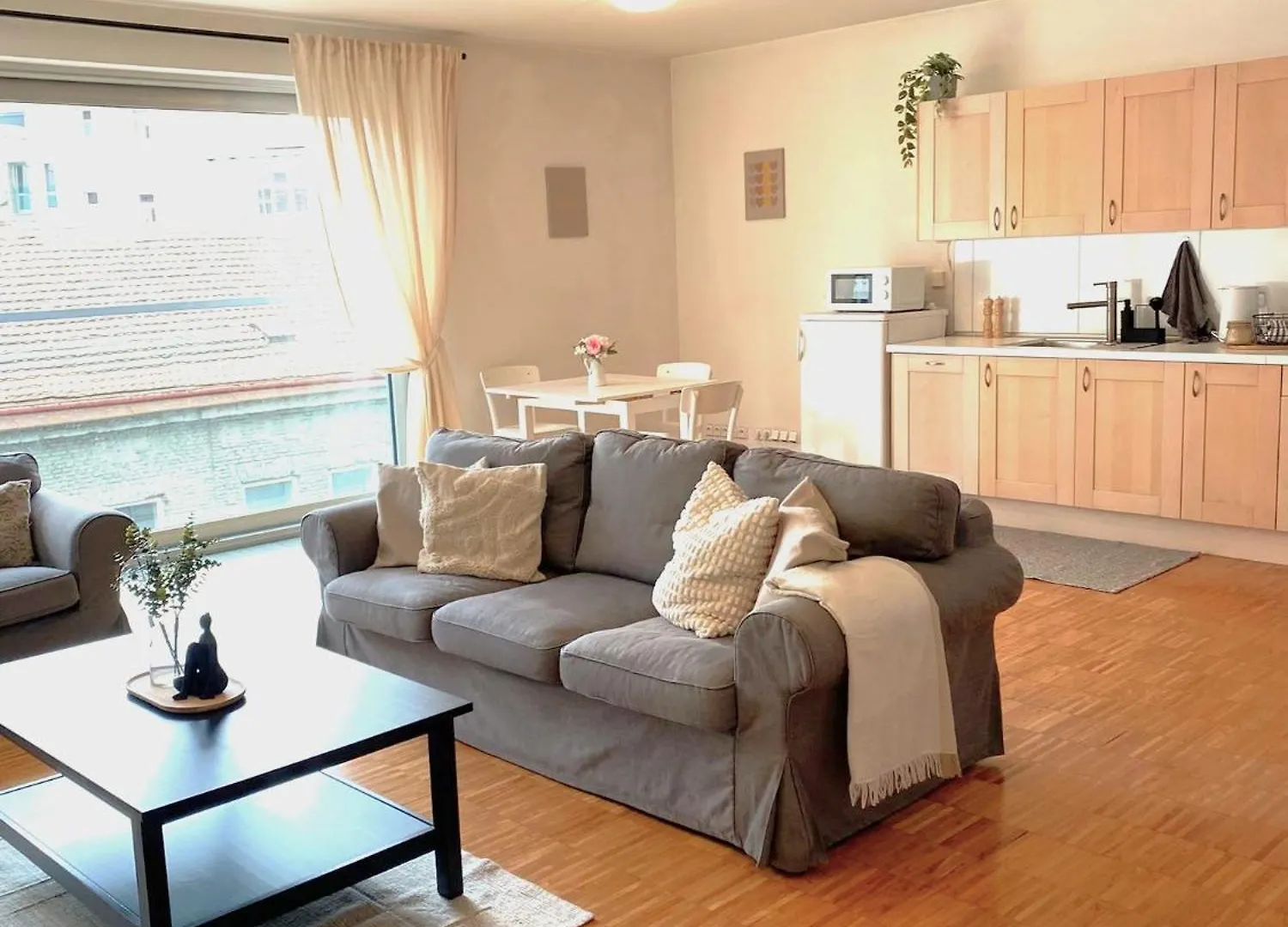 Spacious Apartment Near City Center With Balcony And Garage Parking Prague