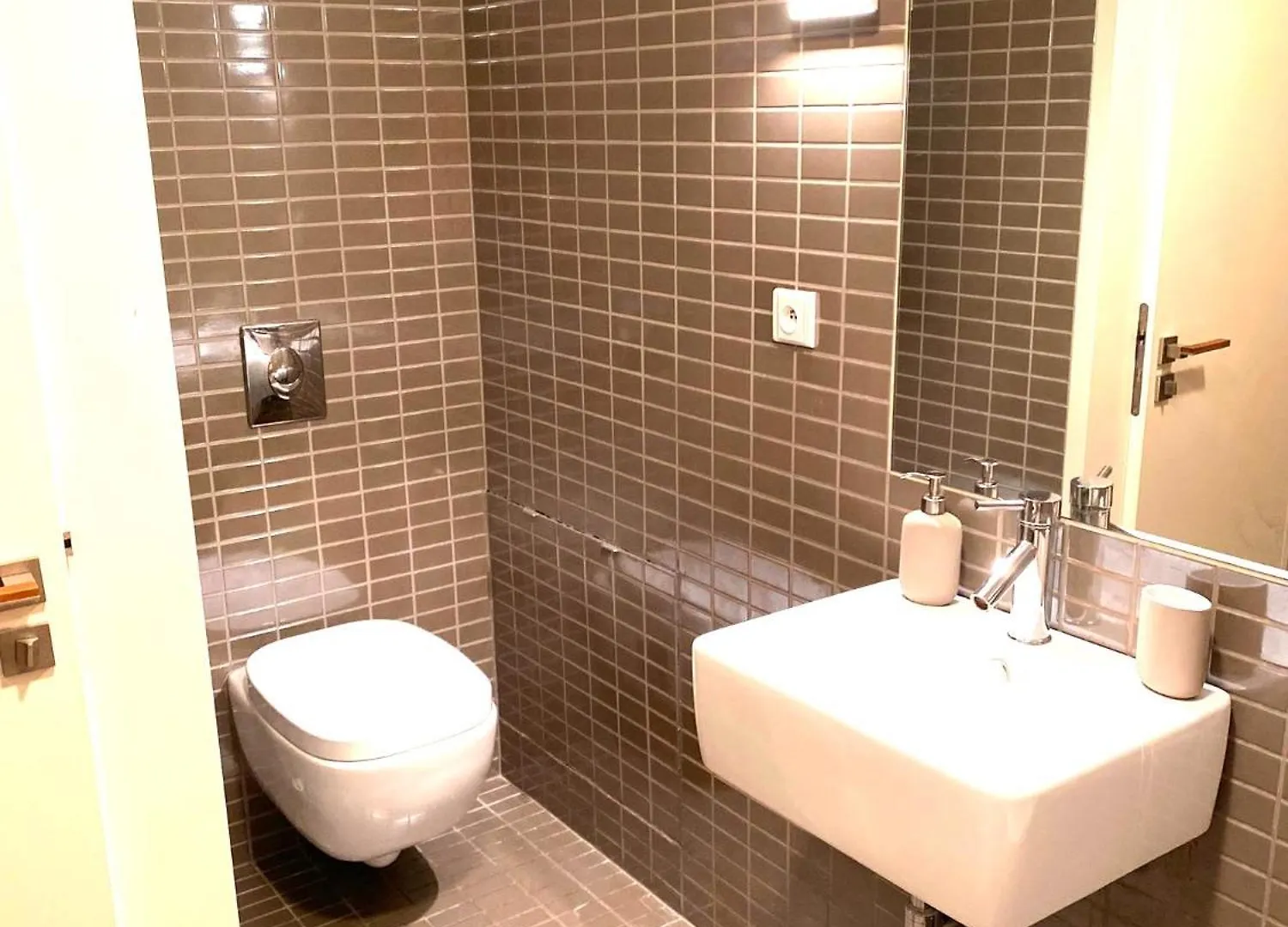 Spacious Apartment Near City Center With Balcony And Garage Parking Prague