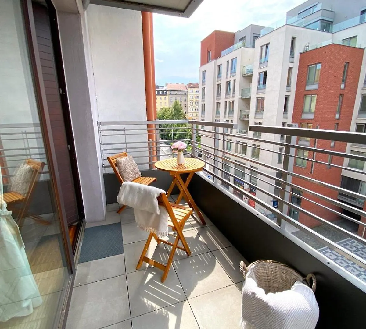 Spacious Apartment Near City Center With Balcony And Garage Parking Prague