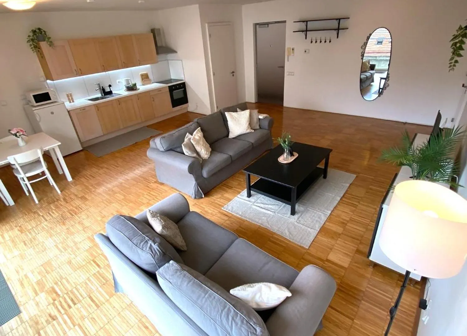 Spacious Apartment Near City Center With Balcony And Garage Parking Prague