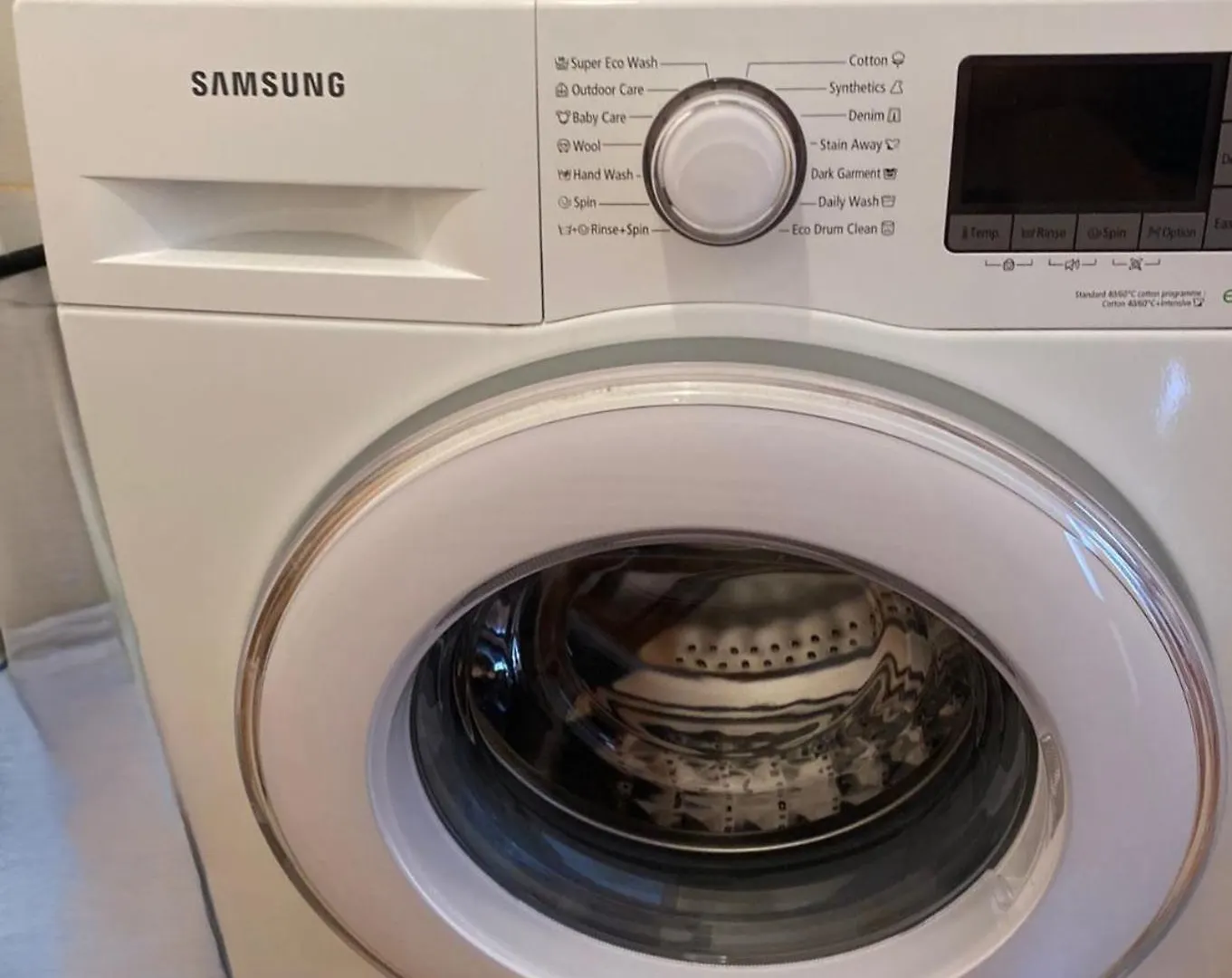 Spacious Apartment Near City Center With Balcony And Garage Parking プラハ