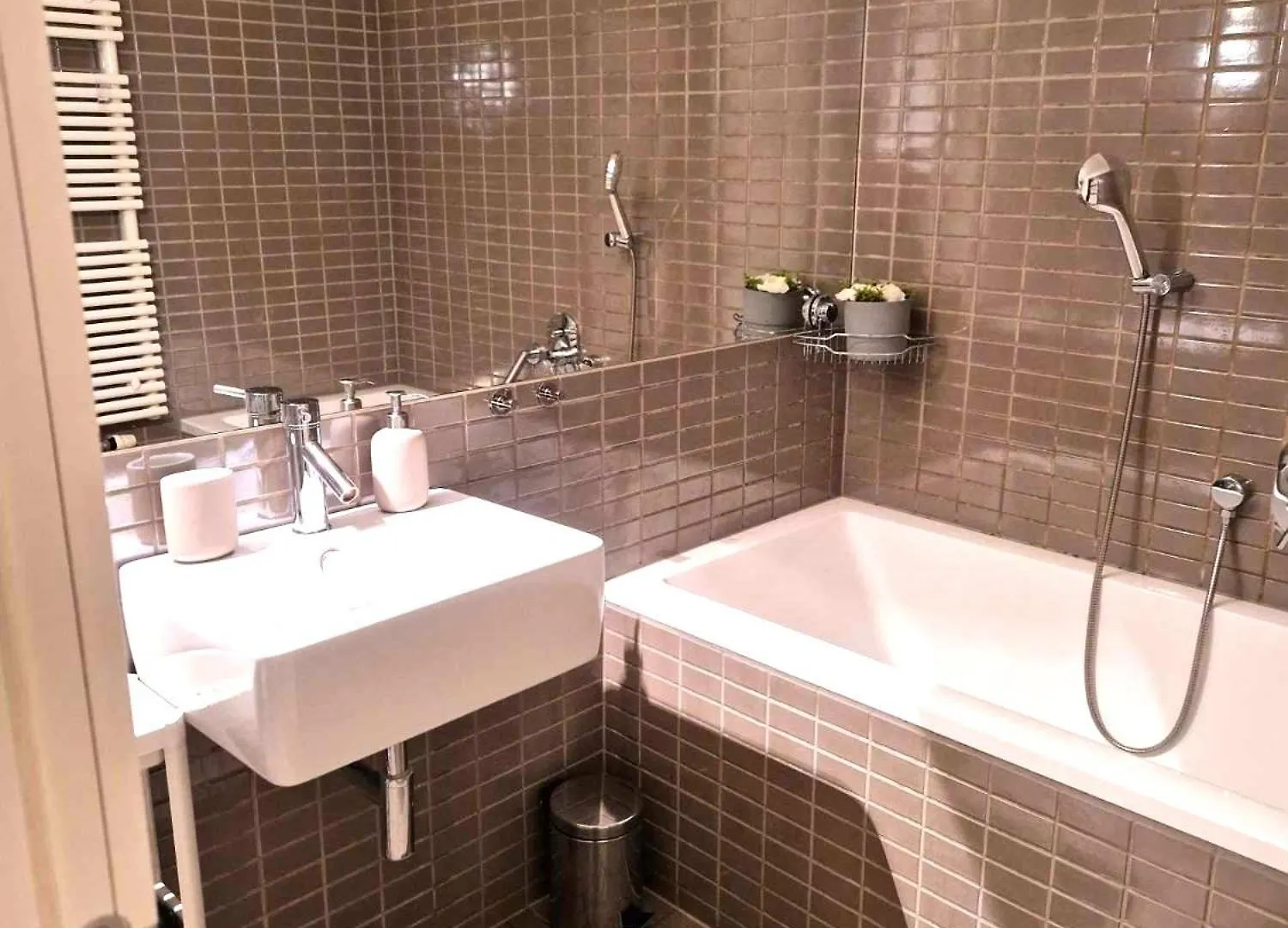 Spacious Apartment Near City Center With Balcony And Garage Parking Prague