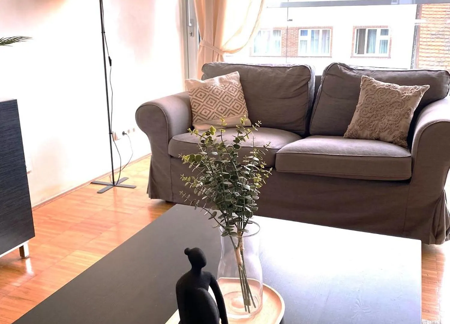 Spacious Apartment Near City Center With Balcony And Garage Parking Prague