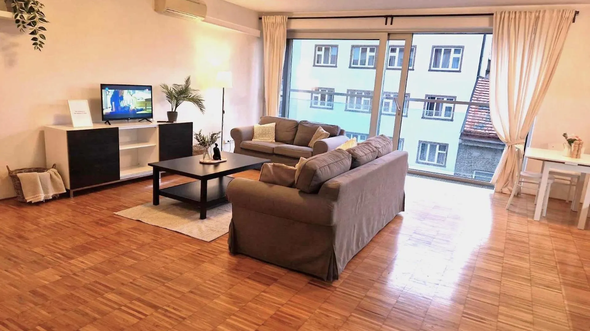 Spacious Apartment Near City Center With Balcony And Garage Parking Prague
