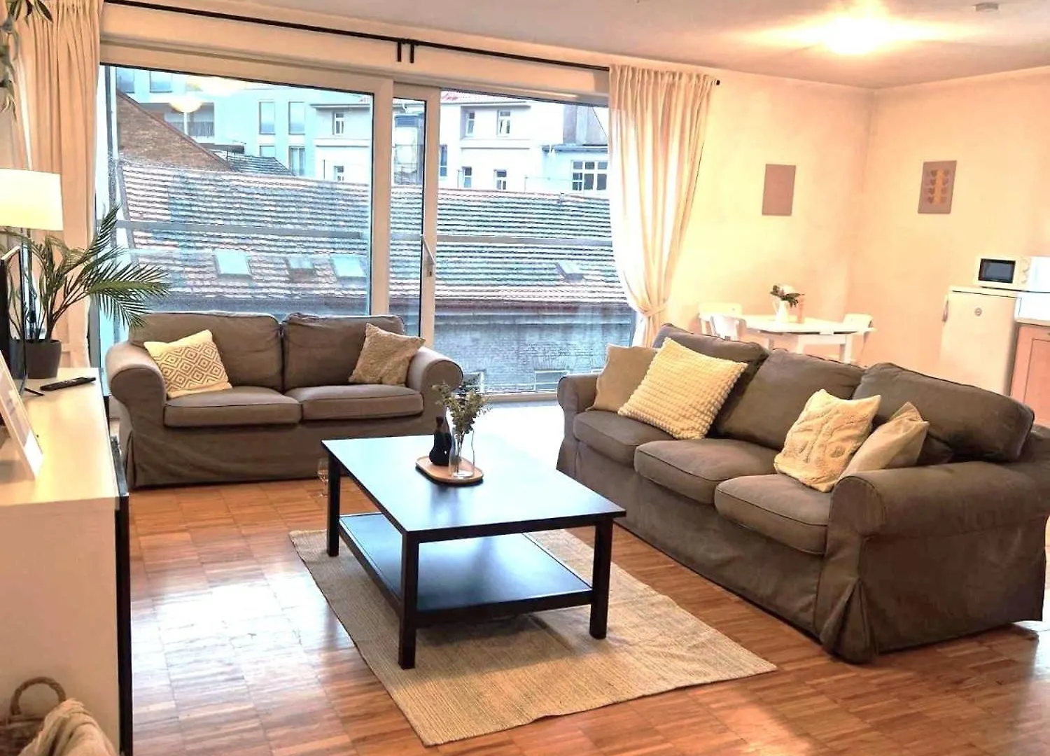 Spacious Apartment Near City Center With Balcony And Garage Parking Prague