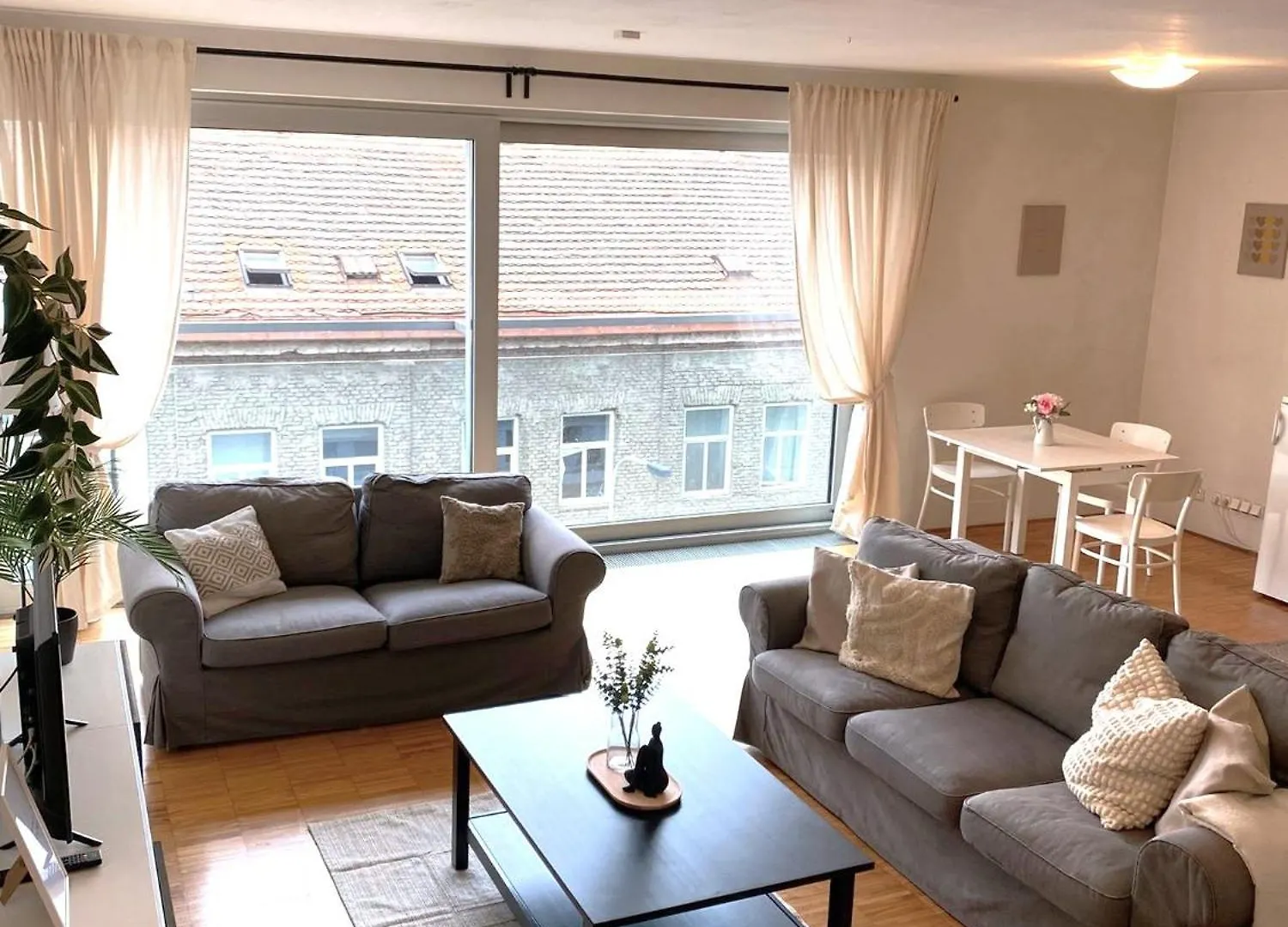 Spacious Apartment Near City Center With Balcony And Garage Parking Prague