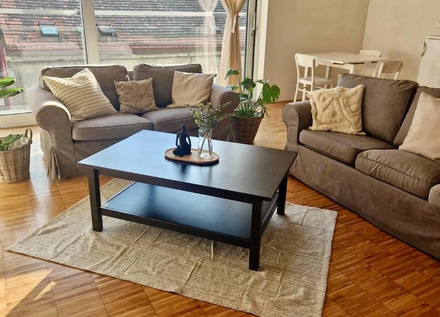 Spacious Apartment Near City Center With Balcony And Garage Parking Prague