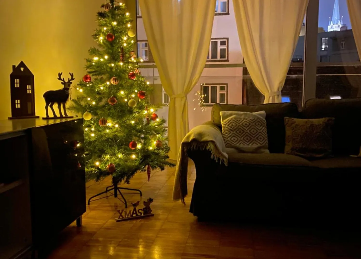Spacious Apartment Near City Center With Balcony And Garage Parking Prague